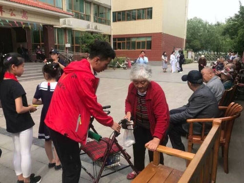 <a href='/2018/0508/c4524a193131/page.htm' target='_blank' title='我院雷锋服务队青年志愿者走进敬老院'>我院雷锋服务队青年志愿者走进敬老院</a>