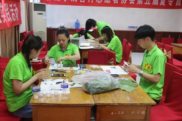<a href='/2019/0826/c4524a334559/page.htm' target='_blank' title='“暖芽爱心”服务团队联合水滴善行会夏令营开展装饰课主题教学活动'>“暖芽爱心”服务团队联合水滴善行会夏令营开展装饰课主题教学活...</a>
